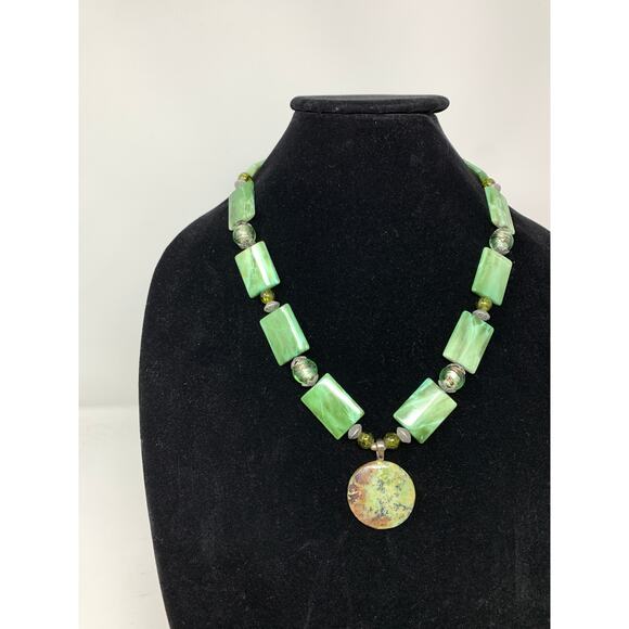 Handmade Artisan Beaded Pendant Necklace Green Silver Tone Metal - Picture 3 of 5